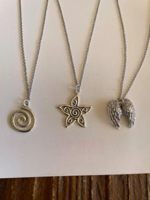 3 halsband  - Jag och dottern gör halsband och säljer nu här nån/några av favoriterna  .  Halsband är rostfritt stål 50cm, berlock är zinklegering . Priserna är fasta 