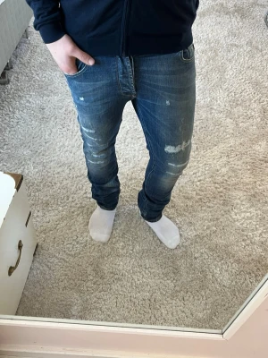 Loveday jeans med slitningar  - Loveday Jeans | skick 9/10 | Storlek 31 | Pris - 449kr | Modellen är ca 180cm lång | Hör av dig vid minsta fråga eller fundering!!