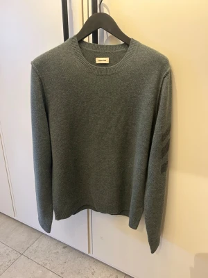 Zadig Voltaire Kashmirtröja - Helt ny, oanvänd, prislapp kvar. Nypris≈4300kr. Storlek M och har följande mått: Axelbredd - 40cm Längd - 67cm Perfekt vår/sommartröja