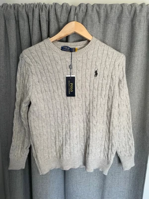 Ralph Lauren knitted sweater - Rikigt snygg polo tröja med rikigt mysigt material helt ny oanvänd i storlek S