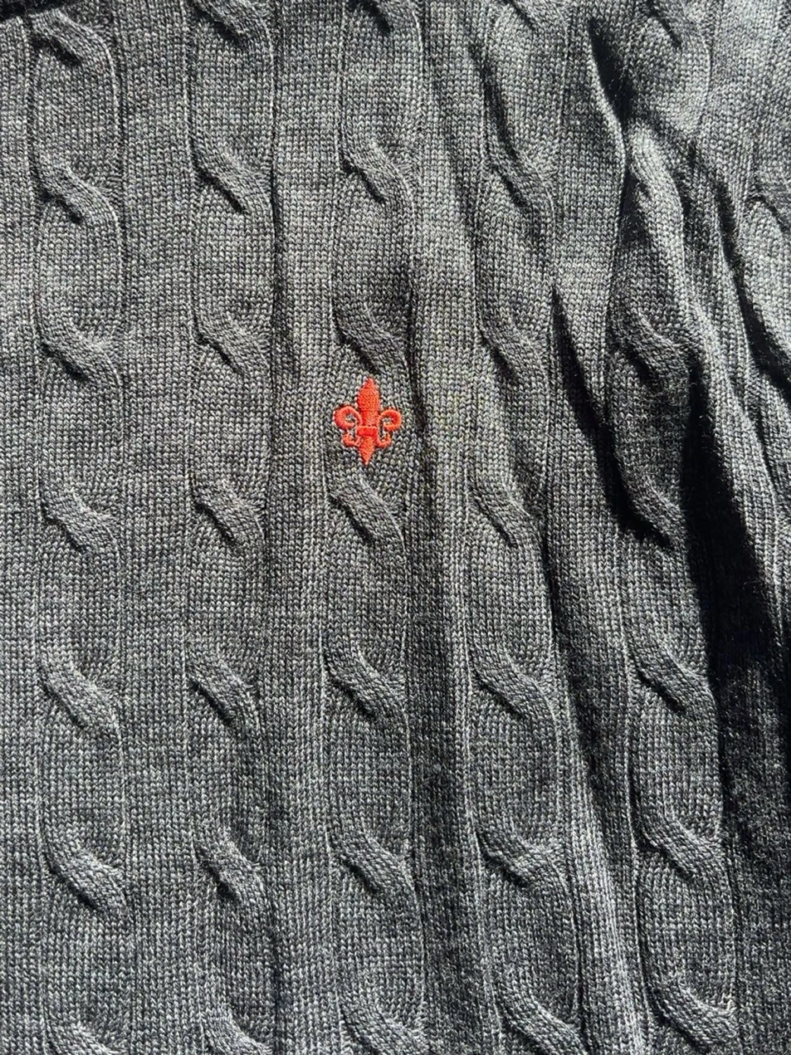 En mörkgrå kabelstickad tröja från Morris gjord av merino ull! - 2