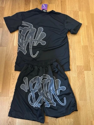 Syna world set  - Hej jag säljer ett par svarta syna world set som är helt oanvänd med tag på. Setet är perfekt inför framtida väder och spicellt under sommaren. Om man är intresserad så är det bara att kontakta mig