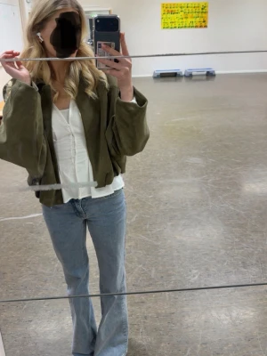 Ljusblå bootcut jeans - Säljer ett par ljusblå jeans med bootcut passform. Jeansen har klassisk femficksdesign och normal midja. Perfekta för dig som gillar en avslappnad men ändå trendig stil. Storlek 34 Tall❤️