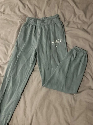 Turkos mjukisbyxor från Nike - Byxorna har resår i midjan och vid bensluten för en skön passform. Använda några gånger!
