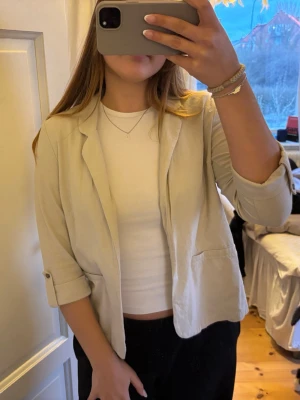 Beige linne kavaj  - Linne kavaj från Vero Moda med trekvartsärmar