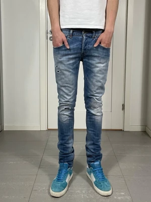 Dondup Jeans  - Säljer nu dessa Dondup Jeans med snygg tvätt och slitningar i populär design, skriv för fler bilder/frågor🙌🏼