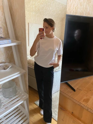 Kostymbyxa med slits - Kostymbyxor med hög midja, pressveck och slits på båda sidorna om fötterna, snygga till ett par klackar exempelvis