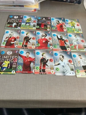 Samling fotbollskort Limited Edition euro 2016 kan sälja styckvis förhandling visa meddalnde. - Säljer en samling fotbollskort Limited Edition från Panini UEFA Euro 2016. Korten har färgstarka motiv med olika spelare i landslagsdräkter, och flera av dem har specialeffekter och glänsande detaljer. Perfekt för dig som gillar att samla på fotbollskort eller vill byta med vänner.