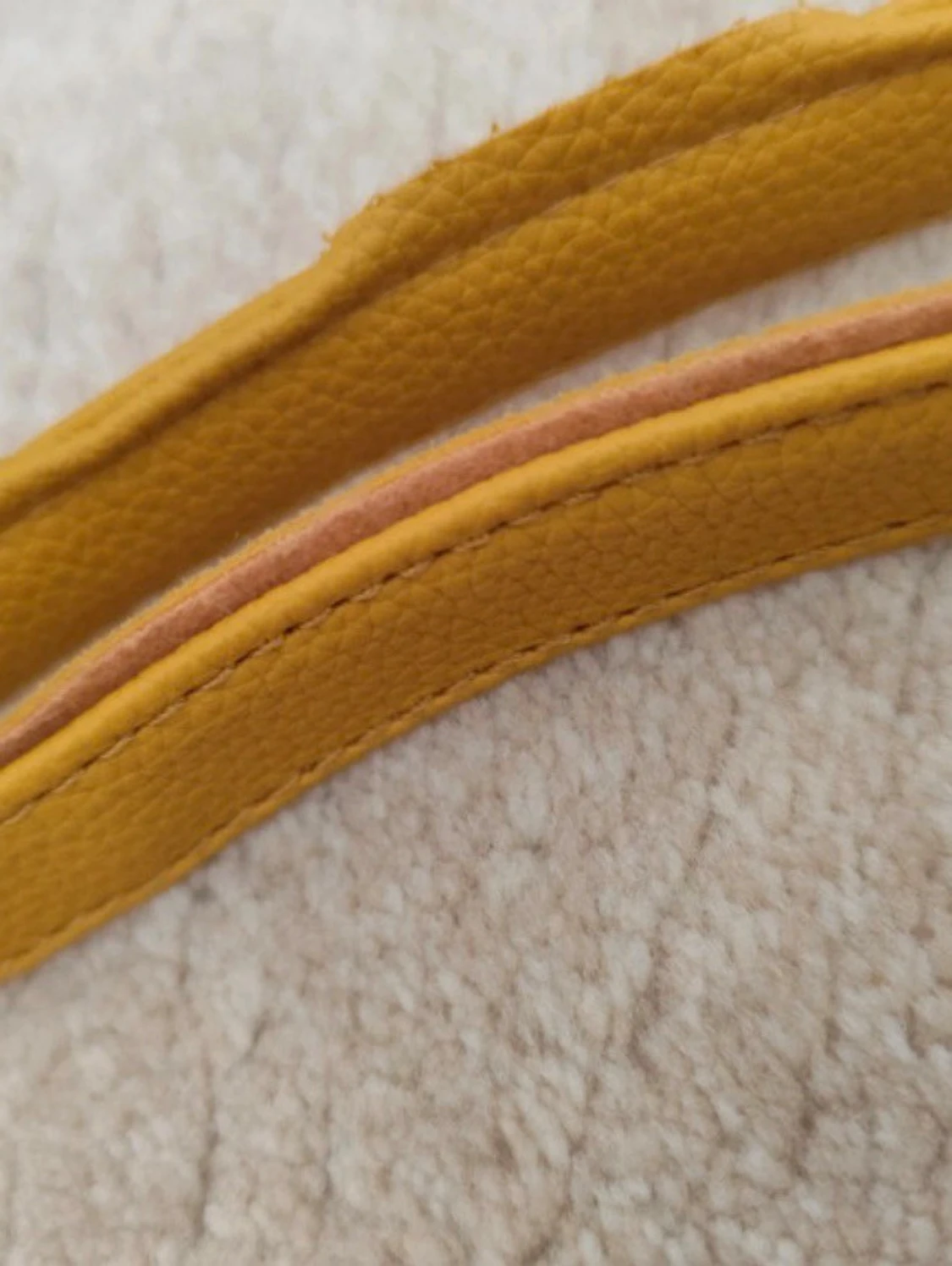 Gul axelväska med blomdetalj - 3