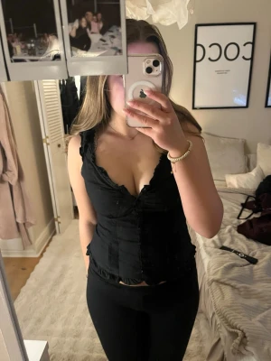 Svart topp  - Snygg svart korsettopp från Brandy Melville, lite tajt för mig så därav nästan inget användande. Ganska stretchig vid axelbanden. 