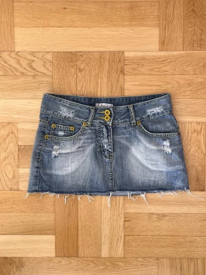 Lågmidjad blå jeanskjol - Sitter som XS/S och är lite ljusare i verkligheten!🌸 Mått finns i bilderna!📐