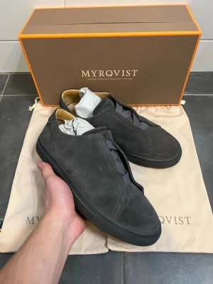Mocka sneakers från Myrqvist  - Tja! Säljer nu dessa sjukt snygga mocka sneakers ifrån Myrqvist! Skick 9.5/10 inga defekter alls, bara används max 5 gånger! Storlek 42! Färg grå! BOX och DUSTBAGS medföljs!! Om du har några frågor eller funderingar är det bara att höra av sig! Allt gott// MolérCloset🙌