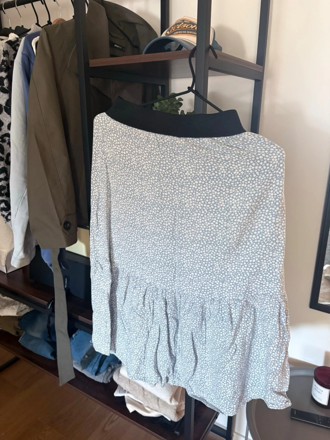 Ljusblå volangkjol med småblommigt mönster