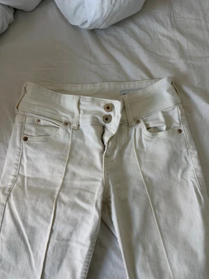 Vita jeans med hög midja från Bershka - Säljer ett par vita jeans från Bershka i storlek 36. De har låg midja och bootcut. De har används ett par gånger. Men ser ut som nya.Pris går att diskutera och jag kan skicka de snabbt! 💕