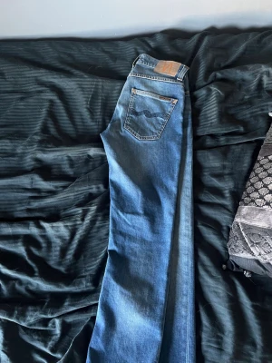Blå jeans från Nudie Jeans, 28/30 - Snygga blå jeans från Nudie Jeans. Knappast använda Storleken är 28 i midjan och 30 i längd 