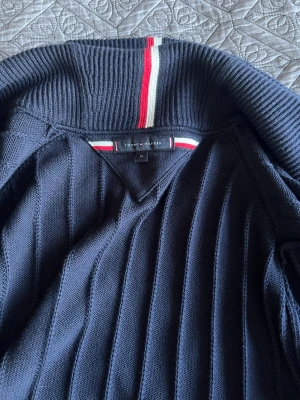 Marinblå kofta från Tommy Hilfiger - Snygg marinblå stickad kofta från Tommy Hilfiger cardigan knappast använd.