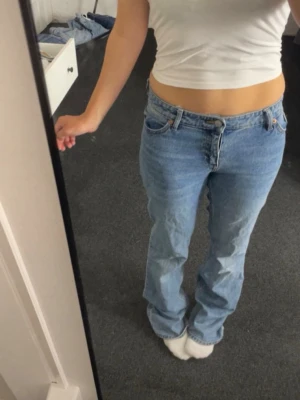 Blåa jeans  - Snygga jeans från monki, är nästan perfekta i längden för mig som är 156cm, nästan oanvända