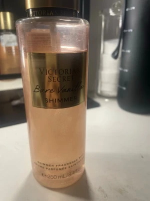 Victoria's Secret Bare Vanilla Shimmer - Fräsch shimmer body mist från Victoria's Secret i doften Bare Vanilla. Flaskan rymmer 250 ml och ger huden en glittrig finish med söt vaniljdoft.