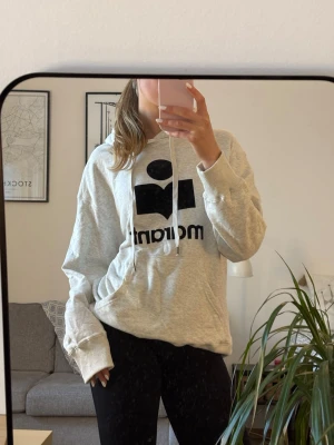 Isabel marant hoodie oanvänd  - Oanvänt isabel marant hoodie med prislappen kvar. Jätteskön och fin passform, är en S men passar oversized💕Skriv gärna vid frågor