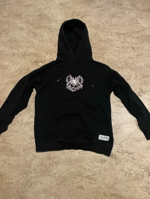Jacker hoddie ”Cold Heart” - En hoddie i märket Jacker storlek M. Trycket ”Cold Heart” är broderat och syns på plaggets framsida.