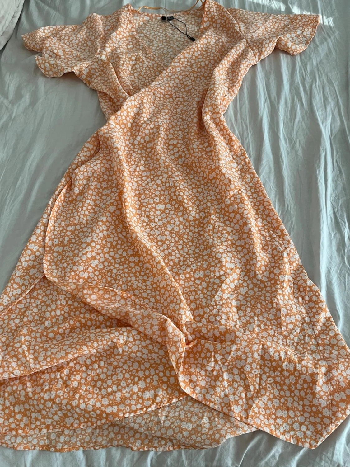 Blommig omlottklänning i orange och vit
