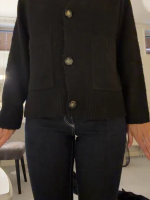 Svart stickad kofta  - En svart oanvänd stickad kofta ifrån vero Moda säljer för att den inte kommer till användning 💗i storlek xs 