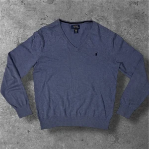 Ralph Lauren tröja - Säljer denna blåa tröjan från Ralph Lauren | storlek XL i barnstorlek, motsvarar S i herrstorlek | skick: 9/10 | Hör av er vid minsta lilla fråga, pris kan diskuteras vid snabb affär! 🫡