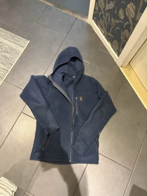 Haglöfs fleece - En super skön Haglöfs fleece som passar perfekt nu när det börjar bli lite varmare! Skick: 8/10, Storlek: S men sitter större! Pris kan diskuteras vid en snabb och smidig affär! /Mvh Nitro 👨🏽‍🎨  