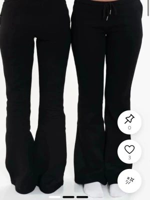 Svarta bootcut mjukisbyxor - Säljer ett par svarta mjukisbyxor med bootcut-modell från Nitted. Byxorna har en skön passform och är perfekta för en avslappnad stil. Tillverkade i mjukt material som känns bekvämt hela dagen.