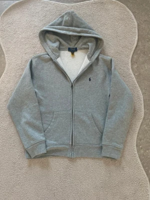 Grå Ralph Lauren zip hoodie  - Fint skick! Passar ca 160 cm Hör av dig vid frågor!
