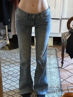 Low wasit bootcut jeans - Hello! I’m selling these low rise boot cut jeans from cheap monday. The color is a washed blue/grey. They’re in a size 28/32, but quite stretchy!  Measurement:  Inner leg: 78cm Outer leg: 96cm Waist: 37cm Feel free to contact me with any further questions! ☺️