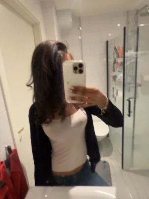 Svart cardigan - Säljer en svart cardigan som är fin att styla med en söt topp eller ett linne🌸