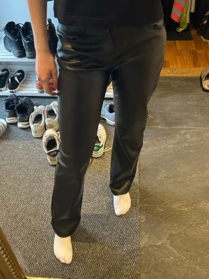 Bikbok skinnbyxor  - Supersnygga skinnbyxor från BikBok, aldrig använda. Säljer så de inte är min stil. Jättebra skick, inga defekter. Skriv för frågor/bilder 💕