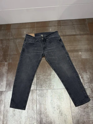 Dondup jeans - Dondup jeans | Riktigt feta och populära jeans | Skick= 9,5/10 | nypris= 4000 kr | vårt pris= 399kr | Hör av dig vid minsta fundering!