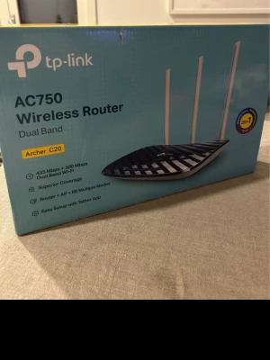 TP-Link Archer C20 AC750 Wifi Router - Säljer en gammal router som jag glömt bort i källaren. Mycket bra skick, ser ut som ny. Fungerar utmärkt. Fås med original laddare, kartong, kablar och alla papper. Se bilder för mer info och beskrivning längst ned i annonsen. Tillräckligt snabb för normal användning, funkar med alla operatörer, bra räckvidd, inställningar osv.  Nypris: 400 SEK Mitt pris: 289 SEK  Skickas snabbbt. Hör av dig vid frågor och se gärna mina andra annonser!