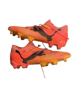 Puma Future (ELIT) - Snygga fotbollsskor från Puma i en stark orange färg med gula dobbar och svarta detaljer. Skorna har snörning och en stickad ovandel för bra passform. Perfekta för spel på gräsplan och ger grym kontroll på bollen. Köpta för 2600, 2024. Använda 5 gånger. Allt jag begär är 1000kr!