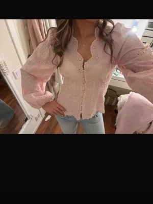 Ljusrosa blus med broderade detaljer från Gina Tricot  - Använd två gånger helt slutsåld☺️