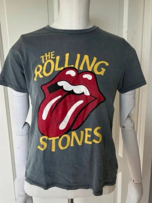 Rolling Stones grå t-shirt - Säljer en rolling Stones grå t-shirt från Zara. T-shirten har korta ärmar, rund halsringning och materialet är i mjuk bomull. Säljer pga att den inte används. Storleken kan upplevas xs/s💓
