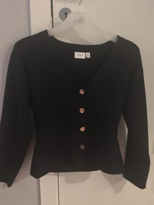 Figursydd kofta - Säljer denna figursydda koftan/tröjan med utsvängda armar från Vila då den inte kommer till användning. Nypris ca 500kr.