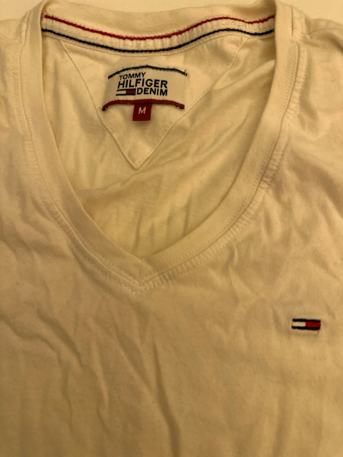 Vit v-ringad t-shirt Tommy Hilfiger - 1