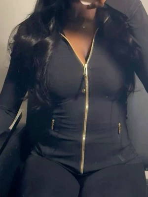 Lululemon  - Svart lululemon med guld dragkedja. Fråga för fler bilder🖤