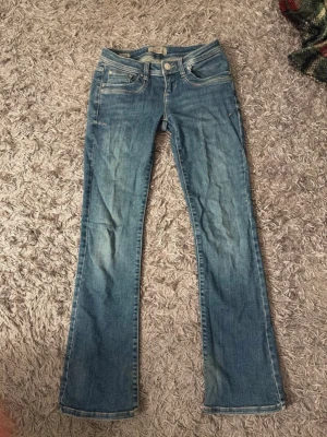 Ltb valerie jeans i färgen blue addict - Säljer ett par klassiska blå bootcut jeans från Ltb i storlek 24:30