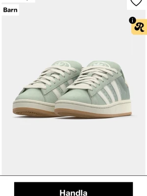 Adidas Campus mintgröna sneakers - Mintgröna Adidas Campus sneakers med klassiska vita ränder på sidan och vit sula. Ovandelen är i mocka och skorna har vita skosnören samt gummisula. Perfekta för en clean och stilren look. De är bara att skriva om ni vill ha mina egna bilder, de är hos min kompis nu men kommer skicka så fort jag kan🙌🏻BUDA!