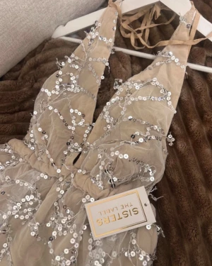 Balklänning  - Helt ny klänning med etikett från Sister the Label. Kommer med en matchande topp. Kan användas som en klänning eller som en kjol och/eller topp.    Nypris ca 3 500kr, slutsåld på hemsidan.  Priset går att diskutera :)  Upphämtning i Halmstad isf