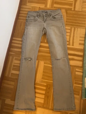Jeans - Gråa jeans, använda 2 ggr, lågmidjade, säljer för att de ej används, pris kan diskuteras 
