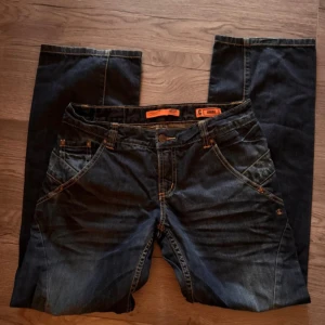 Coola jeans  - Ett par coola vintage jeans som sitter ganska lowwaist, passar S - M💓