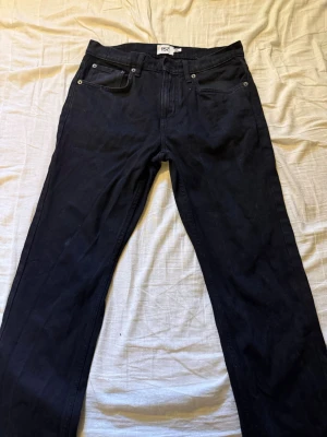 Svarta raka jeans från 157 - Svarta Lager157 jeans. Knappt använda. Storlek 30 i midjan och 32 i längd. 