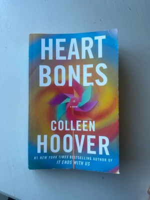 Heart Bones av Colleen Hoover - Heart bones av Colleen Hoover. Bra skick med fåtala annoterade citat (se bild)✨