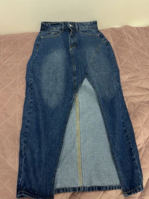 Lång jeanskjol med slits - Aldrig använt! En lång jeanskjol i denim med slits framtill. 