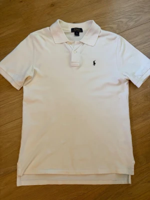 Polo Ralph Lauren piké - Klassisk vit piké från Polo Ralph Lauren. På tröjan står det storlek L men passar perfekt som S. (Inte urtvättad). Skicket är  mycket bra, inga defekter alls, inga tecken på användning. Skriv vid frågor!